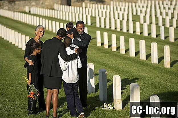 10 Cara untuk Menghormati Ayah Anda yang Mati pada Hari Bapa