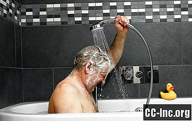 18 sfaturi pentru a ajuta pe cineva cu demență să facă duș sau să se scalde