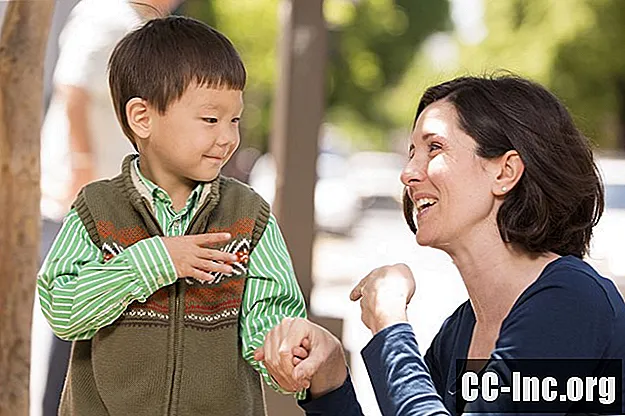 수화를 사용하는 7 가지 이유가 청각 장애 아동의 가족을 돕는다