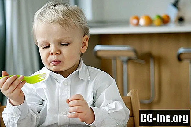 ทารกและเด็กที่ปิดปากเมื่อรับประทานอาหารแข็ง