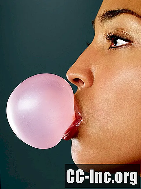 Le chewing-gum peut-il causer des maux de tête chez les enfants?