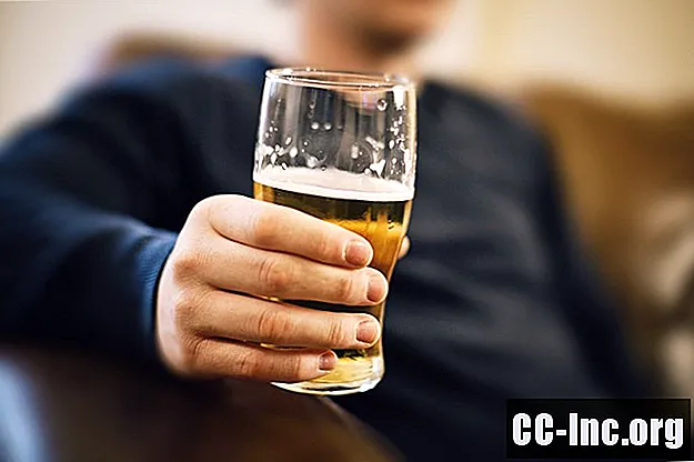イブプロフェンを服用しながらアルコールを飲むことができますか？