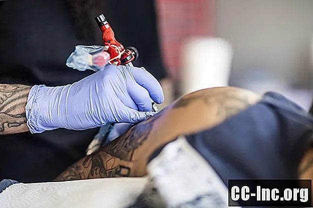 Vai jūs varat iegūt HIV no tetovējuma vai ķermeņa pīrsinga?