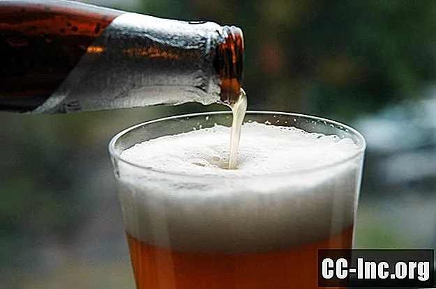 ¿Beber alcohol causa cirrosis?