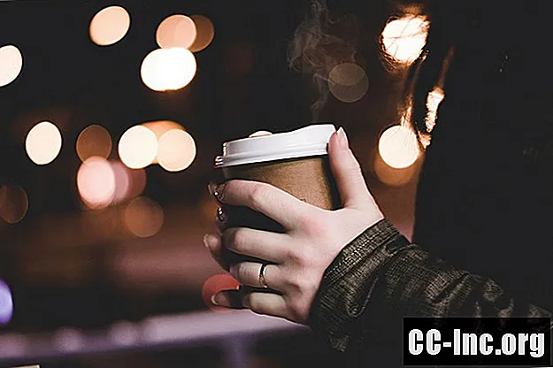 カフェインと就寝時間の間どのくらい待つべきですか？