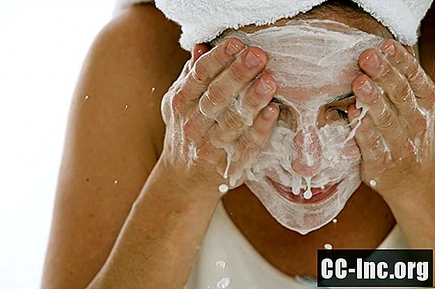 Как выбрать лучшее очищающее средство для лица для вашей кожи