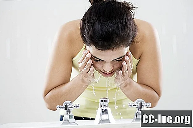 Come scegliere il giusto detergente per l'acne per te stesso