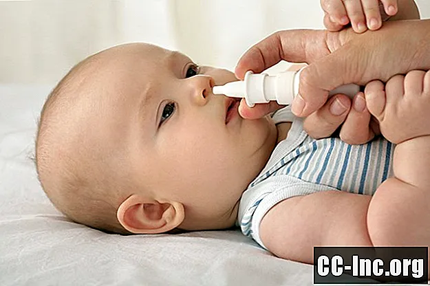 Hvordan du kan sette saltvanndråper i nesen til et spedbarn