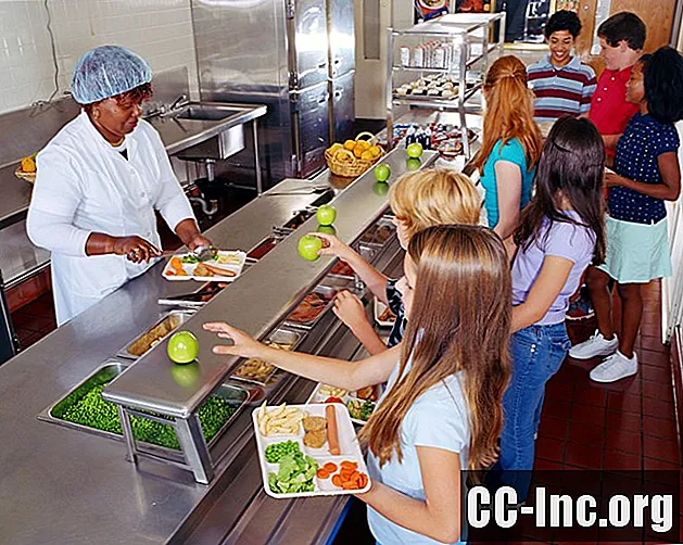 כיצד להפוך את ארוחות הצהריים לבית הספר לבטוחות יותר עבור ילדכם ללא גלוטן