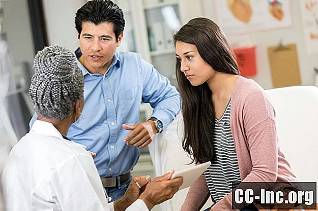 Cara Bercakap dengan Ibu Bapa Anda Mengenai Melihat Pakar Dermatologi