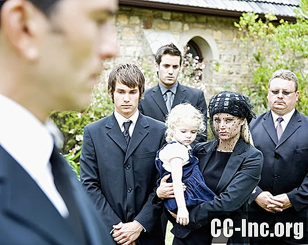 Bebés y niños que asisten a funerales
