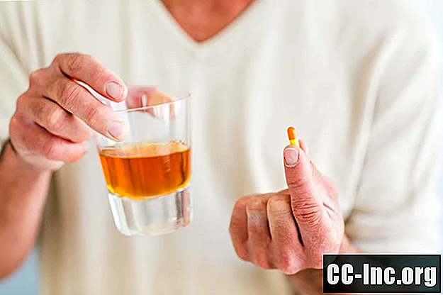 Er det trygt å blande smertestillende og alkohol?