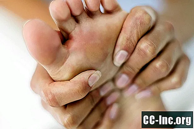 Douleurs articulaires dans les pieds: un symptôme de la polyarthrite rhumatoïde