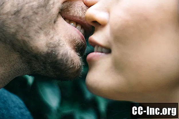 Skūpstīšanās un hepatīta risks: vai jums vajadzētu uztraukties?
