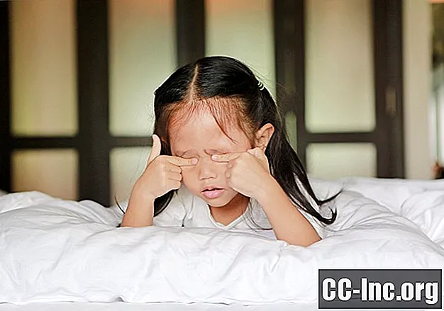 การ จำกัด การนอนไม่หลับหรือความต้านทานก่อนนอนในเด็กวัยหัดเดิน