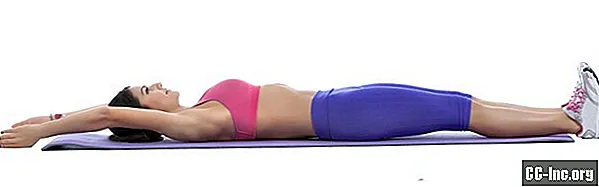 Alongamento de braço para cima com trabalho abdominal para dores nas costas e pescoço