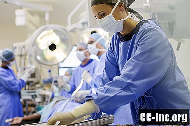 אנשי מכירות באוניברסיטת OR במהלך ניתוח החלפת מפרקים