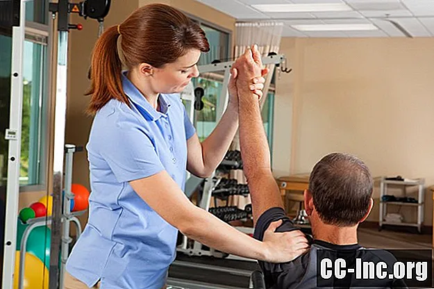 Oefeningen voor fysiotherapie met schouderkatrol