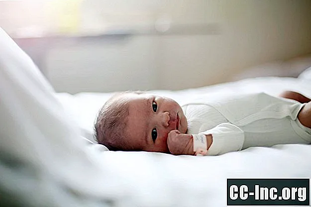 O exame de quadril de um bebê recém-nascido
