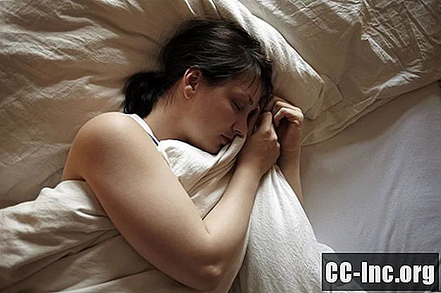 Vad är en hypnagogisk ryck och vad orsakar sömnstart?