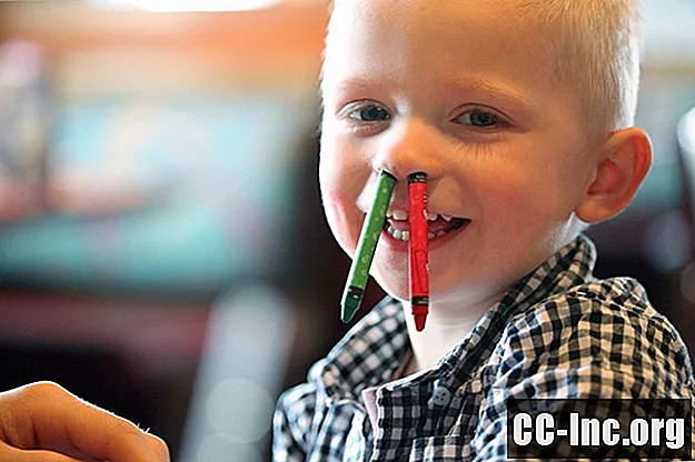 ماذا يفعل الأطفال عندما يضعون الأشياء في أنوفهم