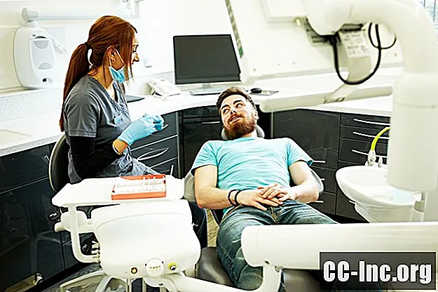 ¿Dónde puede obtener trabajo dental gratuito o de bajo costo?