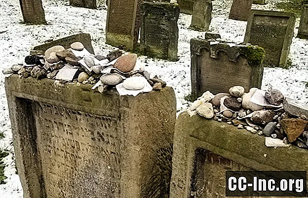 Warum Trauernde Steine ​​auf jüdische Gräber legen