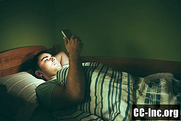 Hvorfor du ikke skal sove med mobiltelefonen om natten
